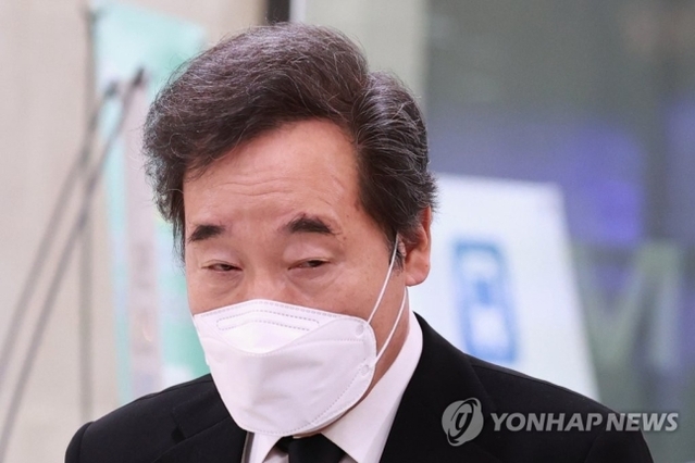 ▲ 이낙연 더불어민주당 대표가 4일 오전 서울의 한 병원 장례식장에 마련된 이모 당대표실 부실장의 빈소를 찾아 조문하기 위해 장례식장 안으로 들어가고 있다. ⓒ연합뉴스