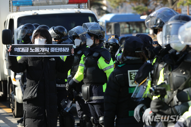 ▲ 서울시가 여의도 일대의 민주노총과 산별노조의 집회를 전면 금지한 4일 서울 여의도 산업은행 본점 앞에서 민주노총 조합원이 1인 시위를 하고 있다. ⓒ뉴시스