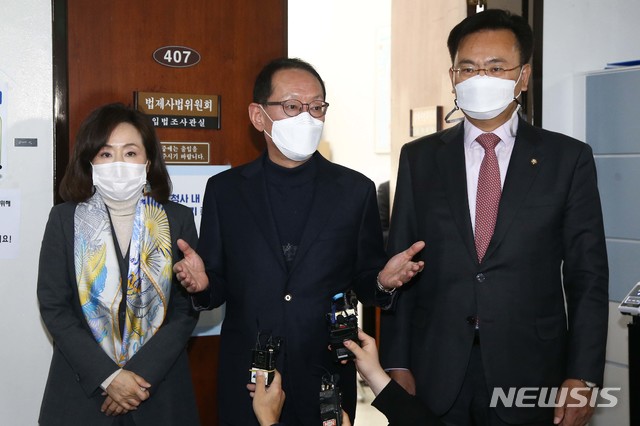 ▲ 국회 법제사법위원회 법안심사1소위 소속 국민의힘 의원들이 4일 오전 법사위 법안소위 정회 후 기자들과 만나 입장을 전하고 있다. ⓒ뉴시스