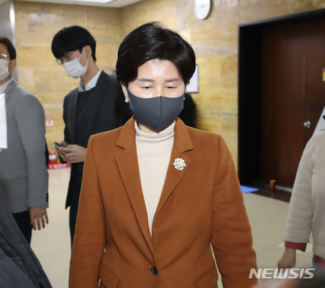 ▲ 국회 법제사법위원회 여당 간사인 백혜련 더불어민주당 의원이 4일 공수처법 개정안 심사를 위해 회의실로 향하고 있다. ⓒ뉴시스