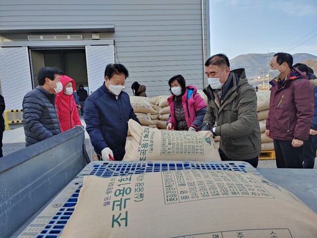 ▲ 성주군 수륜면에서는 2020년산 공공비축미곡을 지난 4일 양곡창고에서 40kg포대 벼를 시작으로 본격 매입을 실시했다.ⓒ성주군