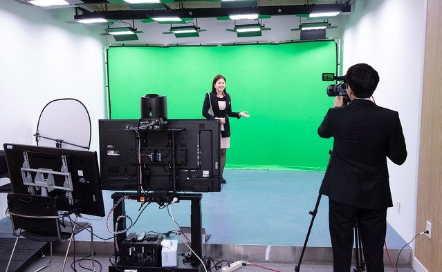 ▲ 진은 영진사이버대학교가 온라인 강의용 콘텐츠를 녹화하는 모습.ⓒ영진사이버대