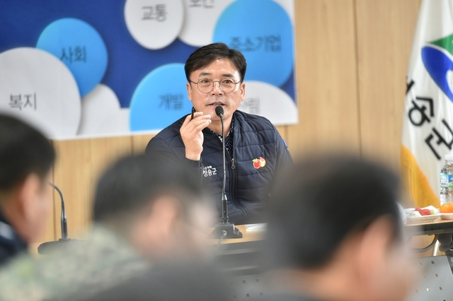 ▲ 청송군은 소통중심 화합행정, 청정한 자연을 활용한 도시브랜드 활성화, 농산물 특화마케팅을 통한 농업경쟁력 강화, 청송사랑화폐 유통으로 지역경기 부양 등에서 좋은 평가를 얻었다. 사진은 올해 윤경희 군수가 군민과 대화 등 소통행정에 나선 모습.ⓒ청송군