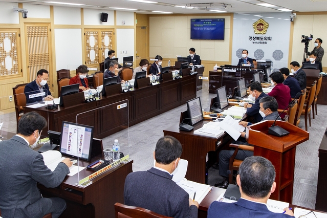 ▲ 농수산위원회(위원장 남진복)는 제320회 도의회 제2차 정례회 기간 중인 지난 3일부터 4일까지 위원회를 열고 위원회 소관 2021년도 일반회계 세입·세출예산안 및 기금운용계획안에 대한 면밀한 심사를 펼쳤다.ⓒ경북도의회
