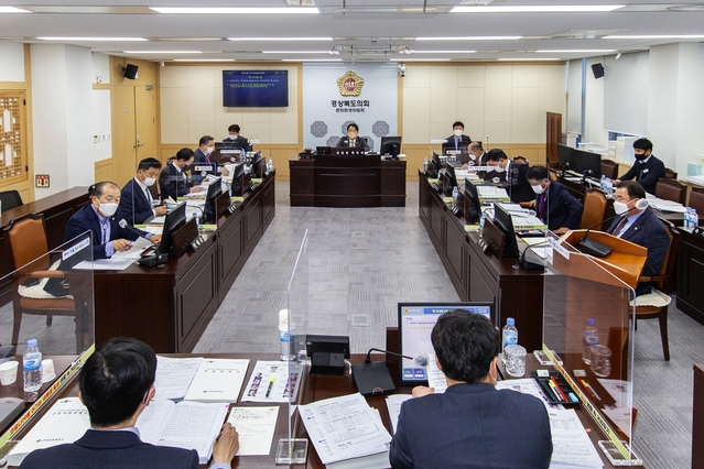 ▲ 경북도의회 문화환경위원회(위원장 황병직)는 지난 2일과 3일 위원회 소관 실·국 대상으로 2021년도 예산안을 심사하고 “관례적이고 반복적 사업은 지양할 것”을 촉구했다.ⓒ경북도의회