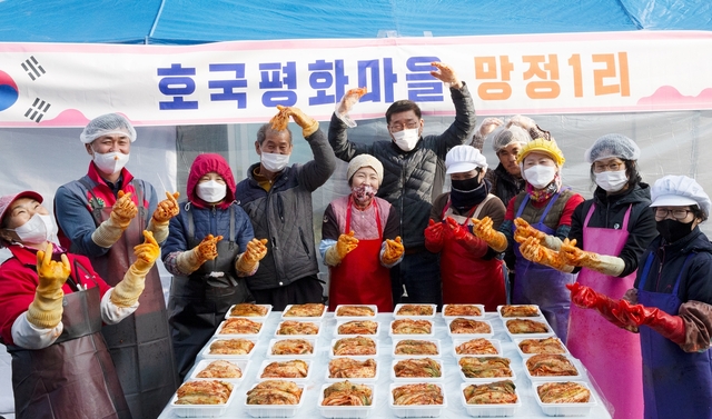 ▲ 호국 마을로 유명한 칠곡군 석적읍 망정1리 주민 10여 명은 6일 에티오피아 참전용사 후손 30가구에 성탄절 선물로 전달하기 위해 김장 김치를 담갔다.ⓒ칠곡군