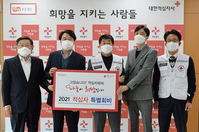 ▲ 장덕수 우민재단 이사장이 지난 4일 충북적십자사에서 김경배 지사회장에게 1000만원의 특별회비를 전달하고 있다.ⓒ충북적십자사