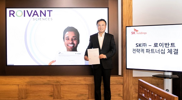 ▲ SK㈜ 장동현 사장(오른쪽)과 로이반트 사이언스 비벡 라마스와미(Vivek Ramaswamy) 사장은 양사가 함께 표적 단백질 분해 플랫폼 구축을 시작으로 신약개발 등 다양한 측면의 협력을 이어가기로 합의했다.ⓒSK㈜
