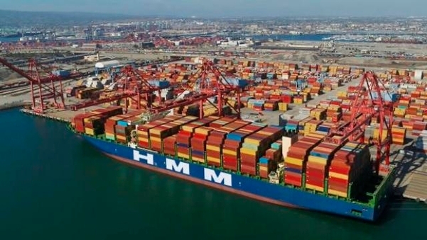 ▲ HMM 컨테이너선이 미국 롱비치항에서 하역작업을 하고 있다ⓒHMM