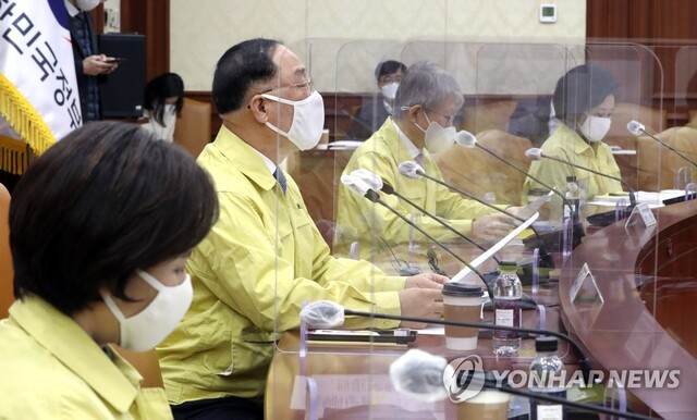 ▲ 홍남기 경제부총리가 7일 제22차 비상경제 중앙대책본부 회의 겸 제44차 경제관계장관회의를 주재하고 있다ⓒ연합뉴스