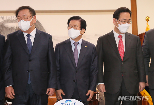 ▲ 김태년 더불어민주당 원내대표, 주호영 국민의힘 원내대표가 7일 서울 여의도 국회의장실에서 열린 박병석 의장 주재 여야 원내대표 정례회동에 참석해 기념촬영 후 자리로 이동하고 있다. ⓒ뉴시스