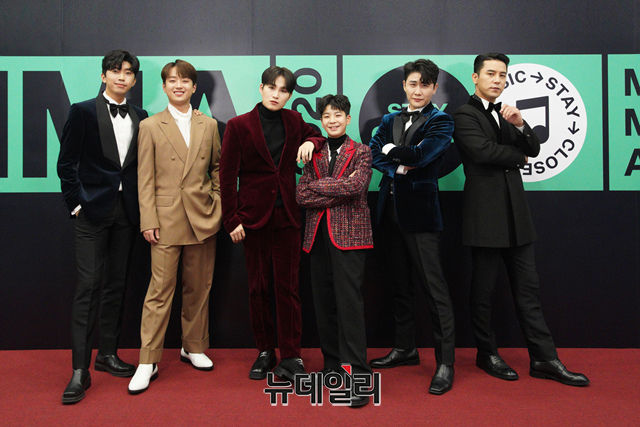 ▲ 임영웅, 이찬원, 김희재, 정동원, 영탁, 장민호(좌측 부터)가 지난 5일 오후 방영된 '멜론뮤직어워드 2020(MMA 2020)'에서 포즈를 취하고 있다. 이날 '비대면' 형식으로 방영된 '멜론뮤직어워드 2020'은 지난달 27일 사전녹화한 영상을 최대한 활용해 눈길을 끌었다. ⓒ이종현 기자