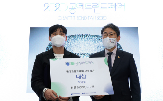 ▲ 박영호 작가 수상 장면.ⓒ청주대