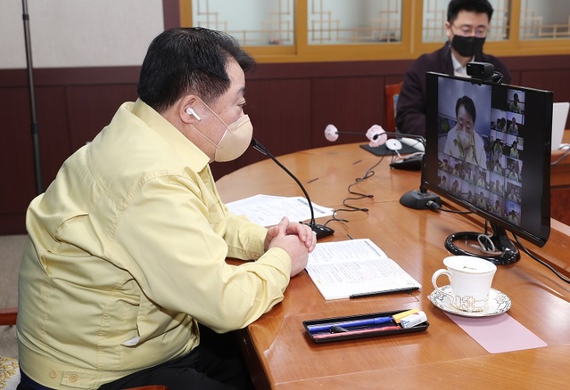 ▲ 한범덕 충북 청주시장이 7일 주간업무보고회에서 시민들에게 사회적 거리두기 동참을 촉구하고 있다.ⓒ청주시