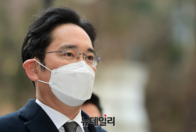 ▲ 이재용 삼성전자 부회장이 7일 오후 서울 서초구 서울고등법원에서 열린 속행 공판에 참석하기 위해 법정으로 이동하고 있다. ⓒ정상윤 기자