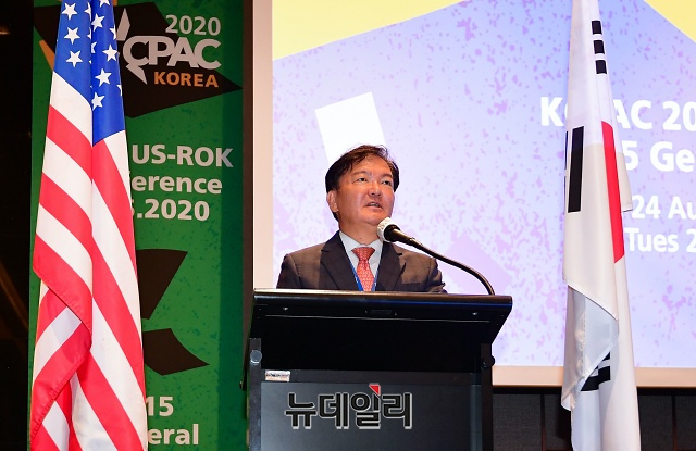 ▲ 민경욱 전 미래통합당(현 국민의힘) 의원이 지난 8월25일 서울 용산구 그랜드하얏트 호텔에서 열린 'KCPAC 2020(한·미보수연합대회)'에서 개회사를 하고 있다.ⓒ권창회 기자
