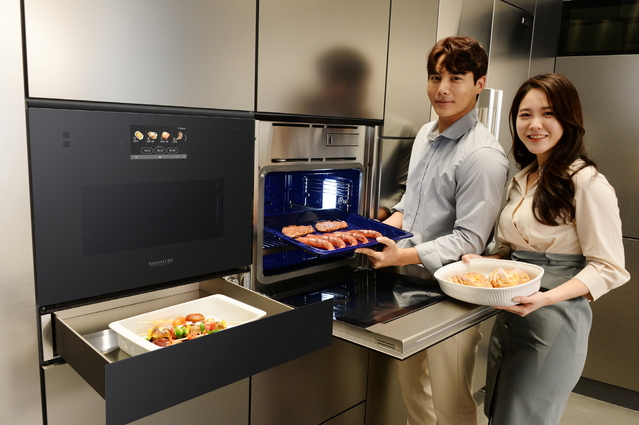 ▲ 왼쪽부터 시그니처 키친 스위트 광파오븐(모델명: MZ3217BGS)과 스팀오븐(모델명: LS271LM) ⓒLG전자