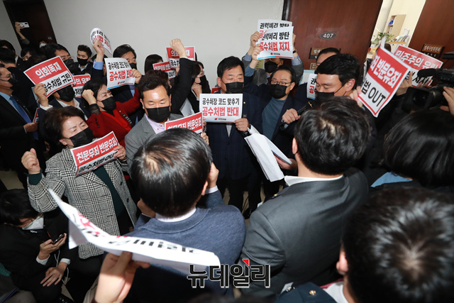 ▲ 국회 법제사법위원회는 8일 오전 고위공직자범죄수사처(공수처)법 개정안을 안건조정위에서 의결한 뒤, 전체회의를 열고 개정안을 통과시켰다. 야당은 7일에 이어 8일 국회 법사위 회의장 앞에서 농성을 벌이며 '공수처 강행 처리'를 규탄하고 있다. ⓒ이종현 기자 (사진=공동취재단)