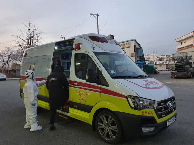 ▲ 충북소방본부 소속 소방관들이코로나19 환자 이송 대응능력 훈련을 하고 있다.ⓒ충북소방본부