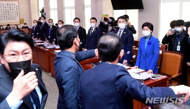 ▲ 8일 서울 여의도 국회에서 열린 법제사법위원회 전체회의에서 고위공직자범죄수사처(공수처)법 개정안 등의 통과를 위해 더불어민주당 의원들이 기립해 찬성의사를 표하자 국민의힘 의원들이 항의하고 있다. ⓒ뉴시스