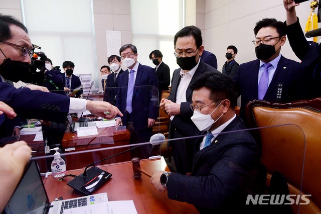 ▲ 8일 서울 여의도 국회에서 열린 법제사법위원회 전체회의에서 고위공직자범죄수사처(공수처)법 개정안 등의 통과를 위해 윤호중 위원장이 의사봉을 두드리자 주호영 국민의힘 원내대표와 법사위 국민의힘 간사인 김도읍 의원 등이 항의하고 있다. ⓒ뉴시스