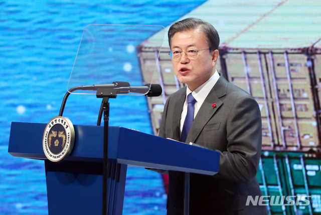 ▲ 문재인 대통령이 8일 오전 서울 강남구 코엑스에서 열린 '제57회 무역의 날 기념식'에 참석해 축사를 하고 있다. ⓒ뉴시스