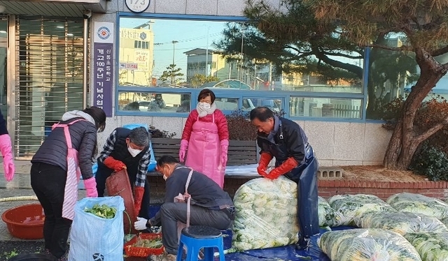 ▲ 지천면평생학습복지센터 앞마당에서 협의체 위원, 지천면 공무원 20명이 참가한 가운데 ‘정(情) 듬~뿍 담은 김치나눔’ 행사를 했다.ⓒ칠곡군