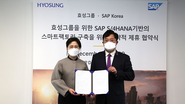 ▲ 탁정미 효성ITX 상무(왼쪽)와 김범재 SAP코리아 부사장이 8일 경기 판교 SAP 디자인앱하우스에서 스마트팩토리 솔루션에 관한 업무협약을 체결한 모습. ⓒ효성