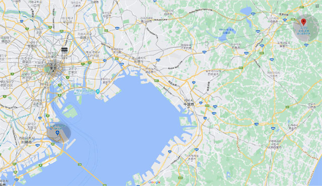 ▲ 도쿄 도청과 하네다 공항, 나리타 공항 간 거리 비교. 오른쪽 위가 치바현 소재 나리타 공항, 왼쪽 아래가 도쿄도 소재 하네다 공항이다. 나리타 공항과 도쿄 간 거리는 서울과 인천공항 거리보다 더 멀다. ⓒ구글 지도 캡쳐.