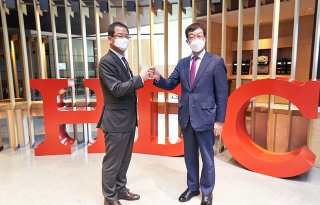 ▲ (왼쪽부터) 권순호 HDC현대산업개발 사장과 강한식 윤주건설 사장이 지난 9월 열린 공정거래·상생 선언식에서 기념 촬영을 하고 있다. ⓒ HDC현대산업개발