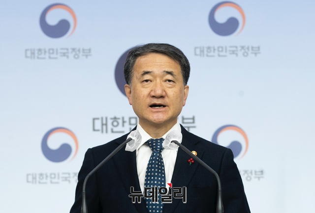 ▲ 박능후 보건복지부 장관이 8일 오전 서울 종로구 정부서울청사 별관에서 코로나19 백신 도입 계획 브리핑을 하고 있다. ⓒ권창회 기자