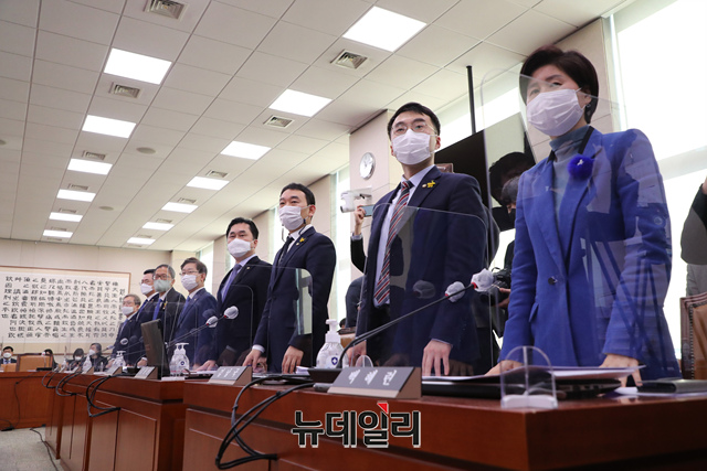 ▲ 더불어민주당 의원들이 8일 오전 국회에서 열린 법제사법위원회 전체회의에서 기립해 공수처법 개정안에 찬성의사를 표하고 있다. ⓒ이종현 기자