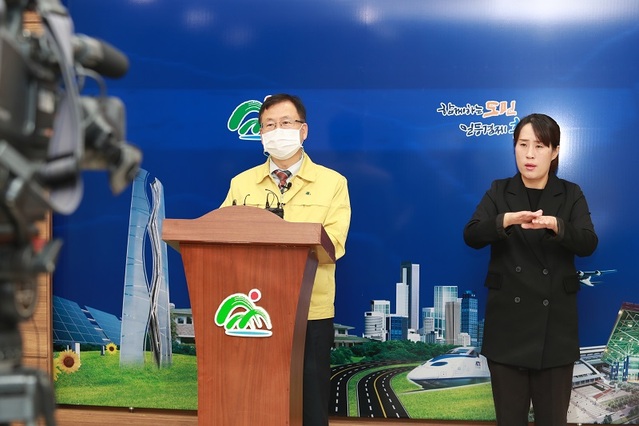 ▲ 충북도 관계자가 8일 음성군 메추리 농가의 조류인플루엔자 발생과 관련해 브리핑을 하고 있다.ⓒ충북도