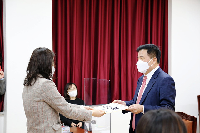 ▲ 내년 4월 7일에 치러질 부산시장 보궐선거를 120일 앞둔 8일, 예비후보 등록이 시작됐다. 사진은 부산시장 보궐선거 예비후보로 등록 중인 이진복 전 의원의 모습. ⓒ이진복 전 의원