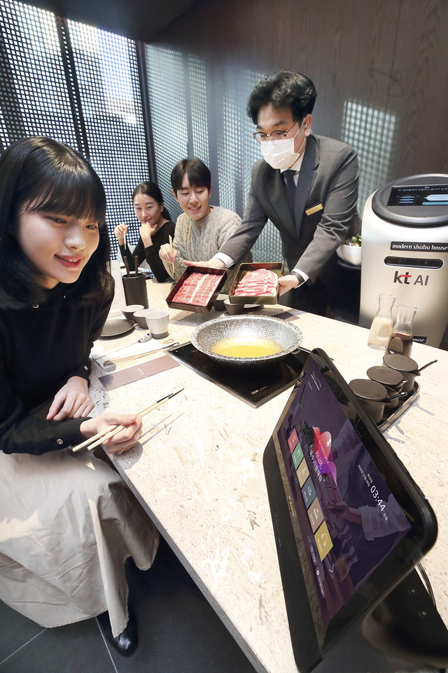 ▲ 모델이 '모던 샤브 하우스 광화문D타워점'에서 KT의 외식업계 디지털 혁신(DX) 시범 서비스를 체험하고 있다.ⓒKT