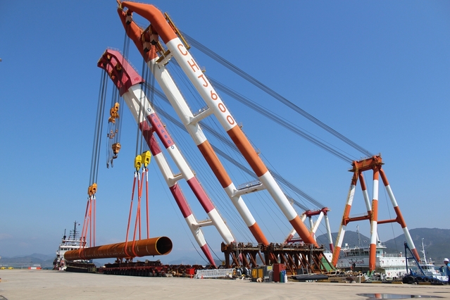 ▲ 적재 중인 세아제강 재킷용 핀파일.ⓒ세아그룹