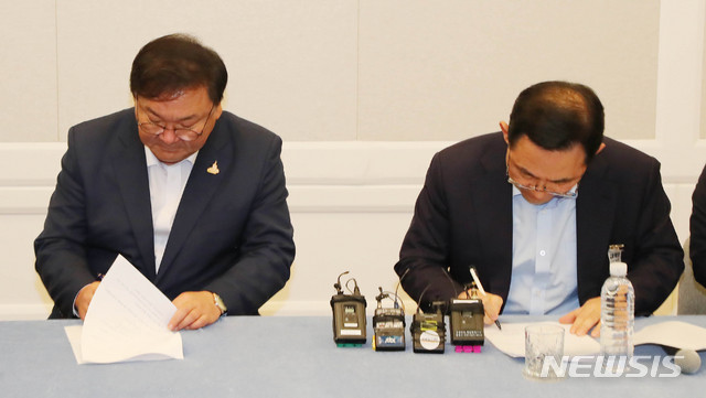 ▲ 김태년 더불어민주당 원내대표와 주호영 미래통합당 원내대표가 지난 7월 14일 서울 여의도 국회에서 열린 여야 원내대표회동에서 합의문에 서명을 하고 있다. ⓒ뉴시스