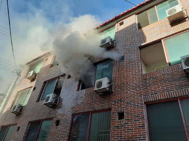 ▲ 9일 오전 11시 21분쯤 세종시 조치원읍 신안리 원룸에서 화재가 발생해 20대 남녀 3명이 중경상을 입었다. 화재는 긴급출동 한 소방관들에 의해 화재발생 24분만에 진화됐다.ⓒ세종소방본부