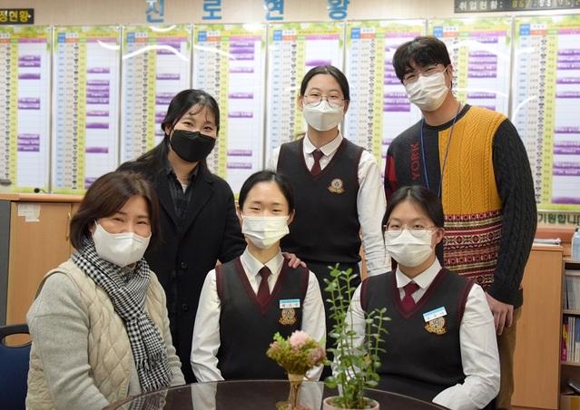 ▲ 대전여자상업고 3학년에 재학 중인 배소연, 조유나, 이신영 등 3명의 학생이 국가 철도공단, 산업인력공단, LH 토지주택공사에 합격했다.ⓒ대전시교육청