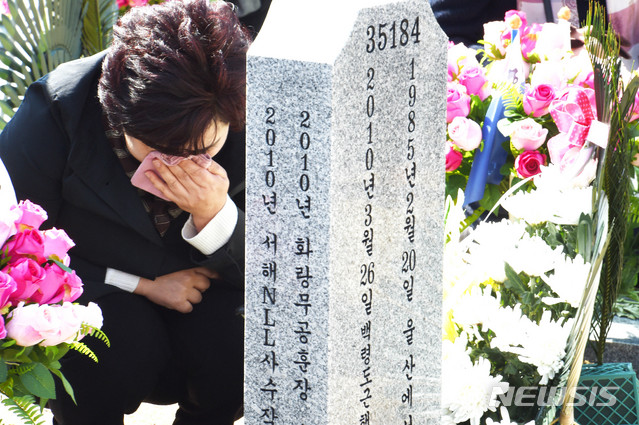 ▲ 지난해 제 4회 서해수호의 날에 대전 유성구 국립대전현충원 천안함 46용사 묘역을 찾은 유가족들이 슬픔에 잠겨 있다. ⓒ뉴시스
