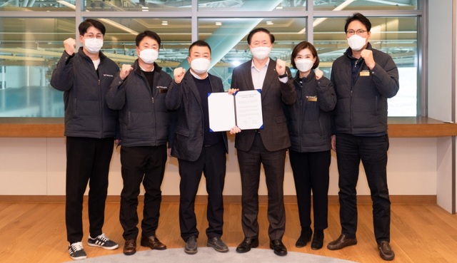 ▲ 우기홍 대한항공 사장(오른쪽에서 세번째)과 최대영 일반노조 위원장(네번째)를 비롯한 노사 관계자들이 기념 촬영을 하고 있는 모습
 ⓒ 대한항공