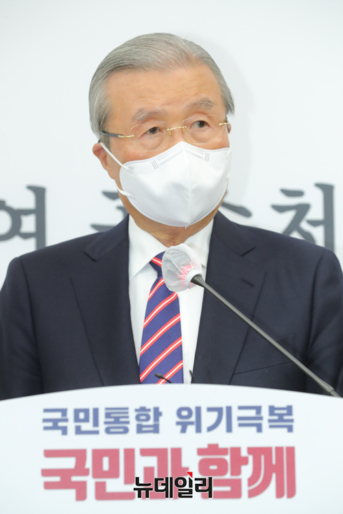▲ 김종인(사진) 국민의힘 비상대책위원장이 9일 예정한 박근혜·이명박 전 대통령과 관련한 대국민 사과 계획을 결국 무기한 미뤘다. 사진은 8일 국회 본청에서 긴급 기자회견을 갖는 김종인 위원장 모습. ⓒ이종현 기자(사진=국민의힘)