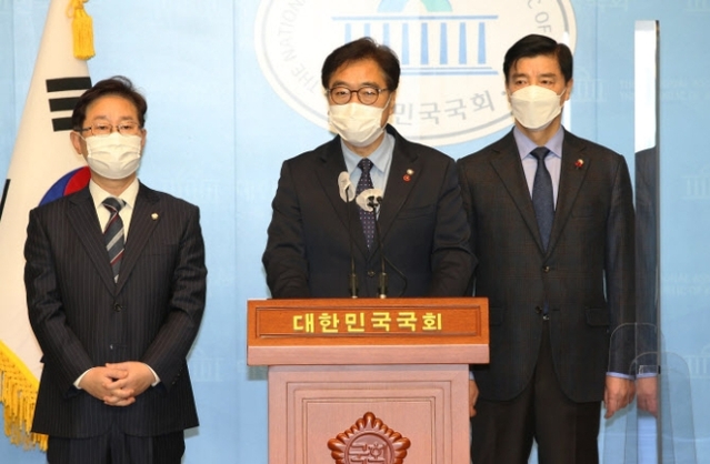 ▲ 우원식(가운데) 더불어민주당 행정수도추진단 단장이 9일 오전 서울 여의도 국회 소통관에서 브리핑을 하고 있다. ⓒ연합뉴스