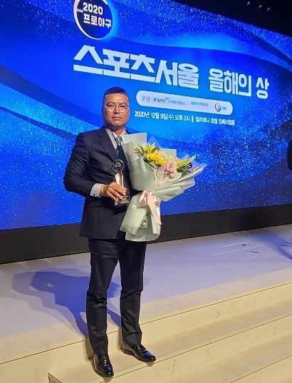 ▲ 야구 명문 세광고등학교 김용선감독이 9일 스포츠 서울이 제정한 2020 프로야구 올해의 상 중 아마추어 감독상을 받았다. ⓒ세광고
