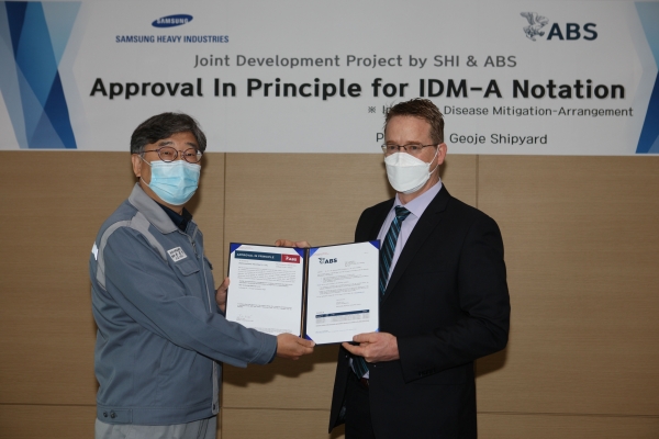 ▲ 윤종현 삼성중공업 조선시추설계담당과 가렛 버튼 ABS 기술 사장이 전염병 확산 완화 설계에 대한 기본인증 기념촬영을 하고 있다ⓒ삼성중공업