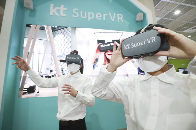 ▲ KVRF 2020에 방문한 관람객들이 KT 전시관에서 슈퍼VR 콘텐츠를 즐기는 모습.ⓒKT