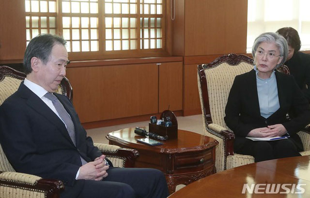 ▲ 올해 3월 6일 도미타 코지 주한일본 대사를 초치한 강경화 외교부 장관. 일본이 한국발 입국을 막았다는 게 초치 이유였다. 외교부는 그러나 중국의 같은 조치에 대해서는 일절 항의하지 않았다. ⓒ뉴시스. 무단전재 및 재배포 금지.