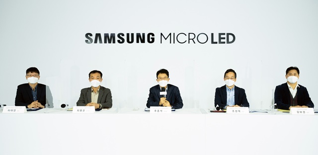 ▲ (왼쪽부터) 허태영 상무(영상 디스플레이사업부), 최용훈 부사장(영상디스플레이사업부 개발팀장), 추종석 부사장(영상디스플레이사업부 영상전략마케팅팀장), 조성혁 전무(영상디스플레이사업부), 김보경 상무(한국총괄). ⓒ삼성전자