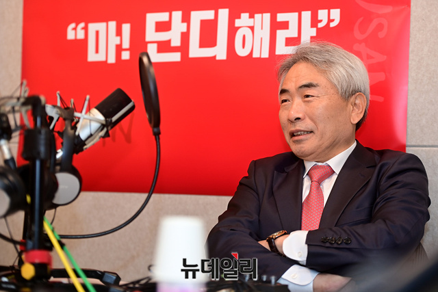 ▲ 지난 8일 본지 주최 '부산시장 출마예상자 릴레이 인터뷰'에 출연한 정규재 펜앤드마이크 대표. ⓒ정상윤 기자