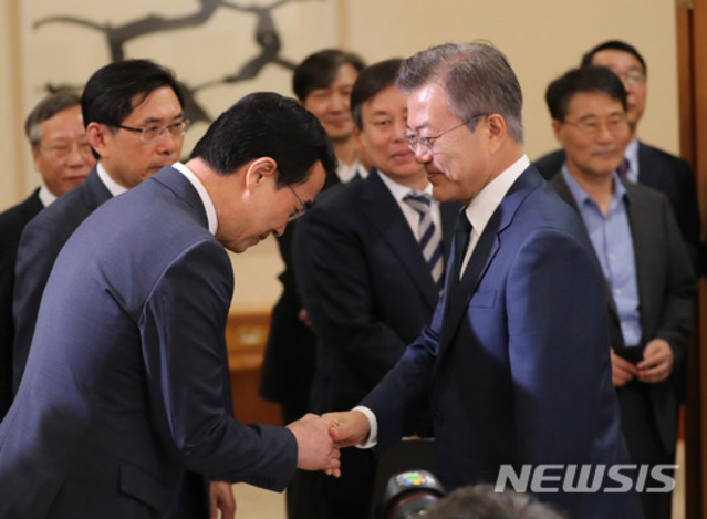 ▲ 문재인 대통령이 2018년 5월 청와대 세종실에서 국무회의에 앞서 조명균 통일부장관과 인사하고 있다. ⓒ뉴시스